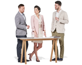 Mężczyźni i kobieta dyskutujący nad biurkiem ubrani w stroje biznesowe symbolem spraw osobowych