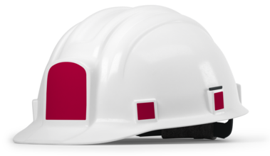 Biały kask symbolizujący ochronę różnych grup zawodowych