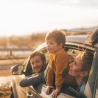 Rodzina z dzieckiem ogląda piękne krajobrazy siedząc w samochodzie ubezpieczonym w Warcie