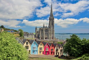 Kolorowe, irlandzie domki widziane na tle katedry Świętego Kolmana w Cork